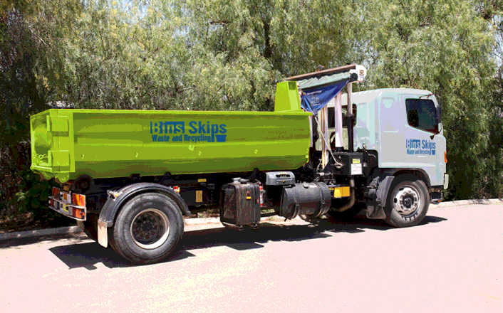 Hook-Lift Truck carrying a walk-in bin
