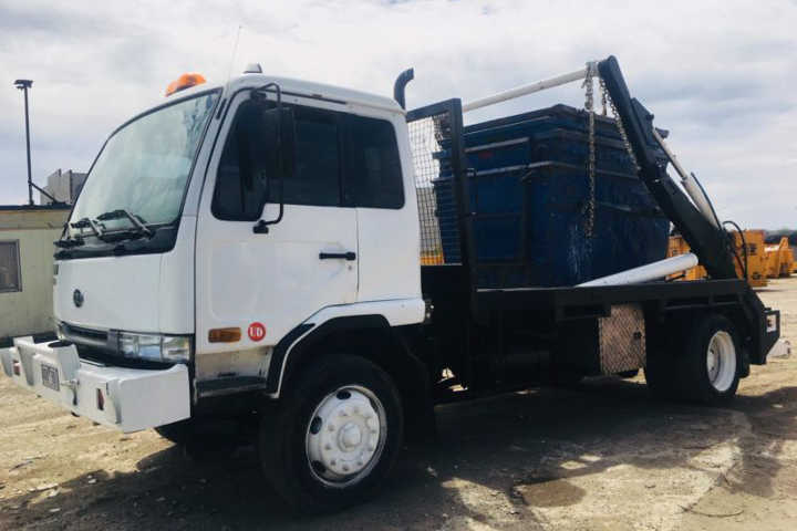 Frankston Skip Hire truck delivering for Carrum Downs and Frankston customers mini skips